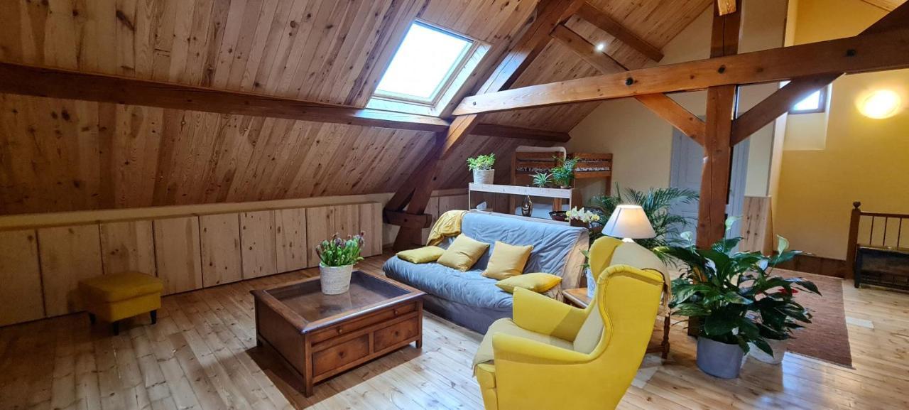 Loft Mansarde Du Train Jaune Avec Vue Sur Les Montagnes Saillagouse Bagian luar foto