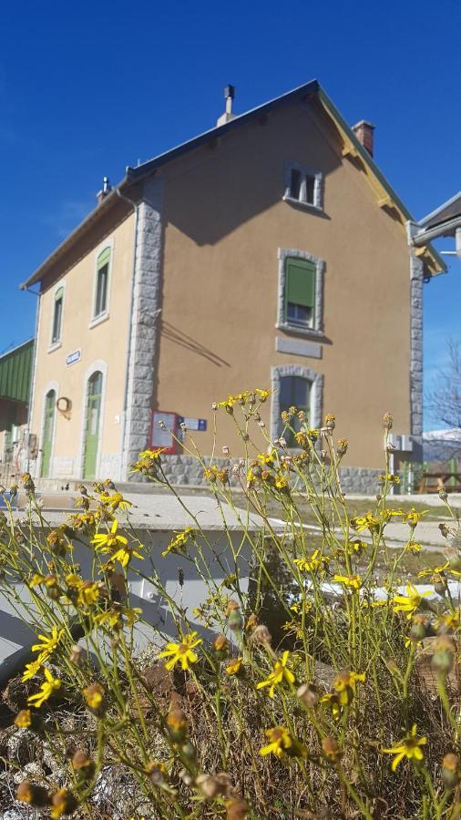 Loft Mansarde Du Train Jaune Avec Vue Sur Les Montagnes Saillagouse Bagian luar foto