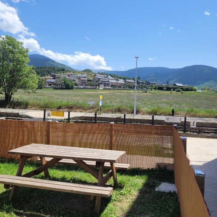 Loft Mansarde Du Train Jaune Avec Vue Sur Les Montagnes Saillagouse Bagian luar foto
